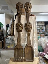 Coppia di posate giganti in legno intagliato