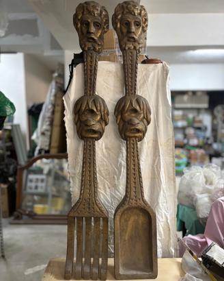 Coppia di posate giganti in legno intagliato