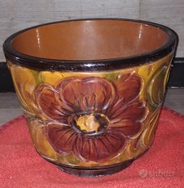 Vaso terracotta con decorazioni floreali 