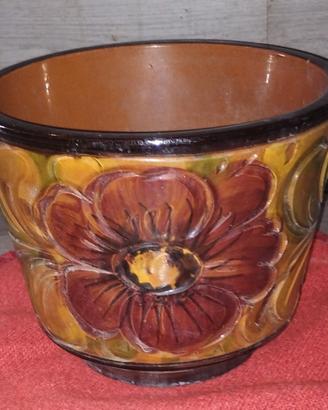 Vaso terracotta con decorazioni floreali 
