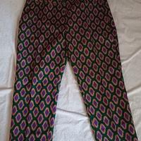 pantaloni con fantasia a forma di rombo