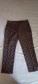 pantaloni con fantasia a forma di rombo