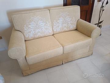 Coppia di divani due posti in stile classico