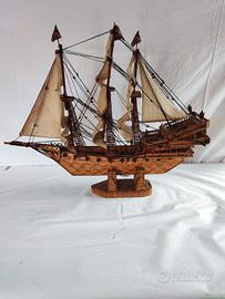 Barca artigianale fatta con fiammiferi