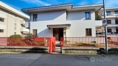 ROVIGO S. BORTOLO, spazioso appartamento con garag