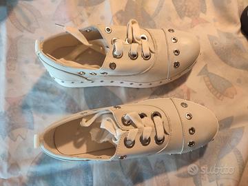 scarpa comoda Guess 