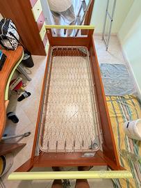 Letto singolo con rivestimento in legno