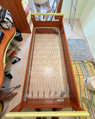 Letto singolo con rivestimento in legno