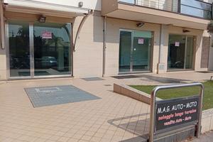 Locale con 3 vetrine zona nuova con area esterna