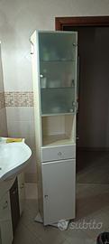 mobile da bagno di colore bianco 