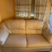 Divani a tre posti e divano a  due posti.