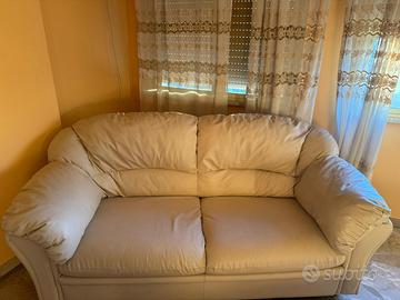 Divani a tre posti e divano a  due posti.