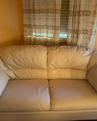 Divani a tre posti e divano a  due posti.