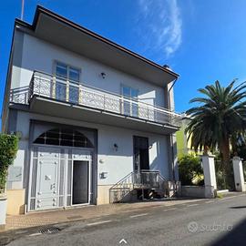 Appartamento di 365 m² con più di 5 locali a Nola