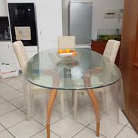 Soggiorno con  tavolo e ingresso