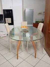 Soggiorno con  tavolo e ingresso