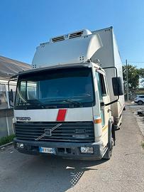 Autocarro Volvo 75q con pedana