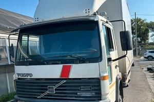 Autocarro Volvo 75q con pedana