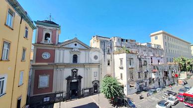 4 LOCALI A NAPOLI