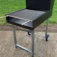 Barbecue in ferro a legna e carbonella