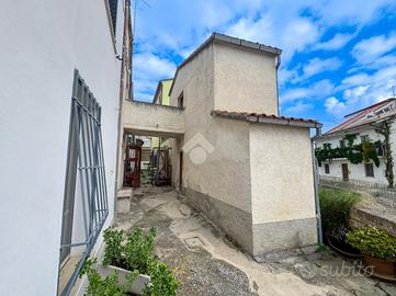 CASA SEMINDIPENDENTE A CHIETI