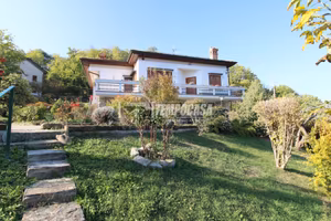 Splendida Villa Bifamiliare a Marola
