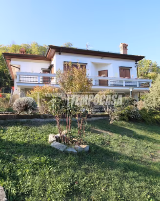 Splendida Villa Bifamiliare a Marola