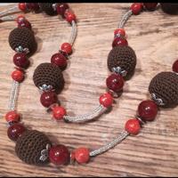 collana con perle all'uncinetto 