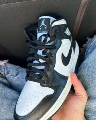 Nike Air Jordan 1 Mid Nero/Bianco Taglia 44,5