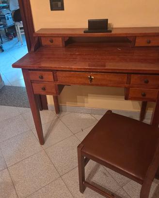 scrittoio con sedia