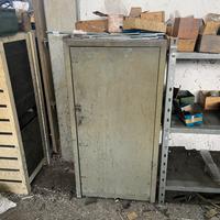 Armadietto Vintage in metallo per utensili