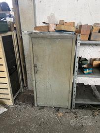 Armadietto Vintage in metallo per utensili