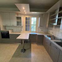 Cucina completa angolare con penisola