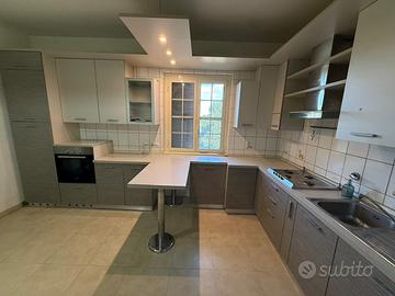 Cucina completa angolare con penisola