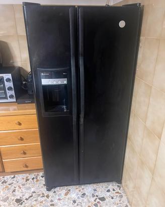 Frigorifero americano nero con dispenser acqua