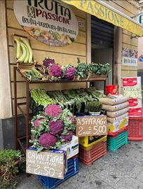 Attività di ortofrutta con attrezzature