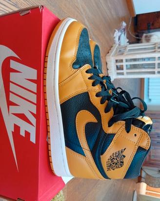 scarpe Nike Air Jordan Retro High OG gialle e 