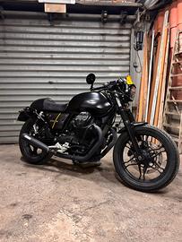 Moto guzzi v7 cafe racer stone