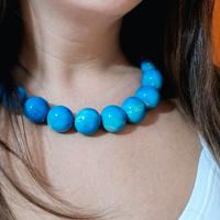 Collana girocollo elastica con maxi perle azzurre 
