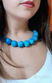 Collana girocollo elastica con maxi perle azzurre 