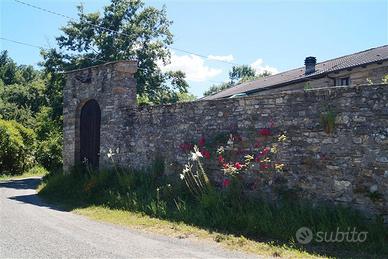 Rustico in sassi in antico borgo a Volmozzola