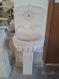 Fontanella di travertino