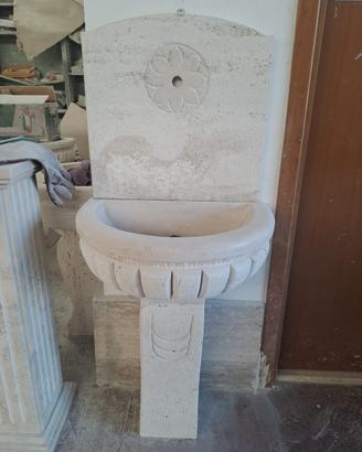 Fontanella di travertino