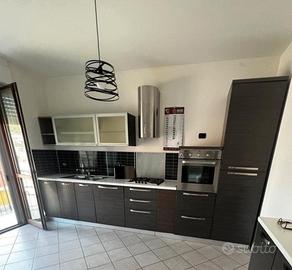 Cucina lineare completa di eletrrodomestici