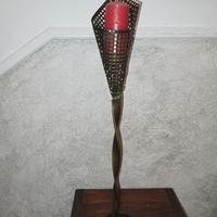 Portacandele in ferro battuto con candela rossa