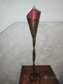 Portacandele in ferro battuto con candela rossa