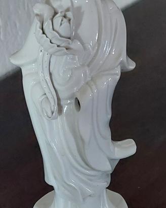 Statuina Kwan Yin dea della compassione 