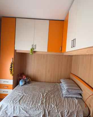 Cameretta con letto a una piazza e mezza
