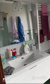Mobile sospeso con lavabo e rubinetteria 
