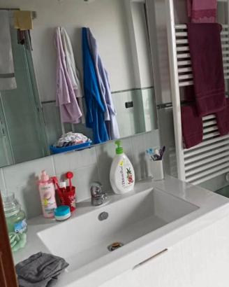 Mobile sospeso con lavabo e rubinetteria 